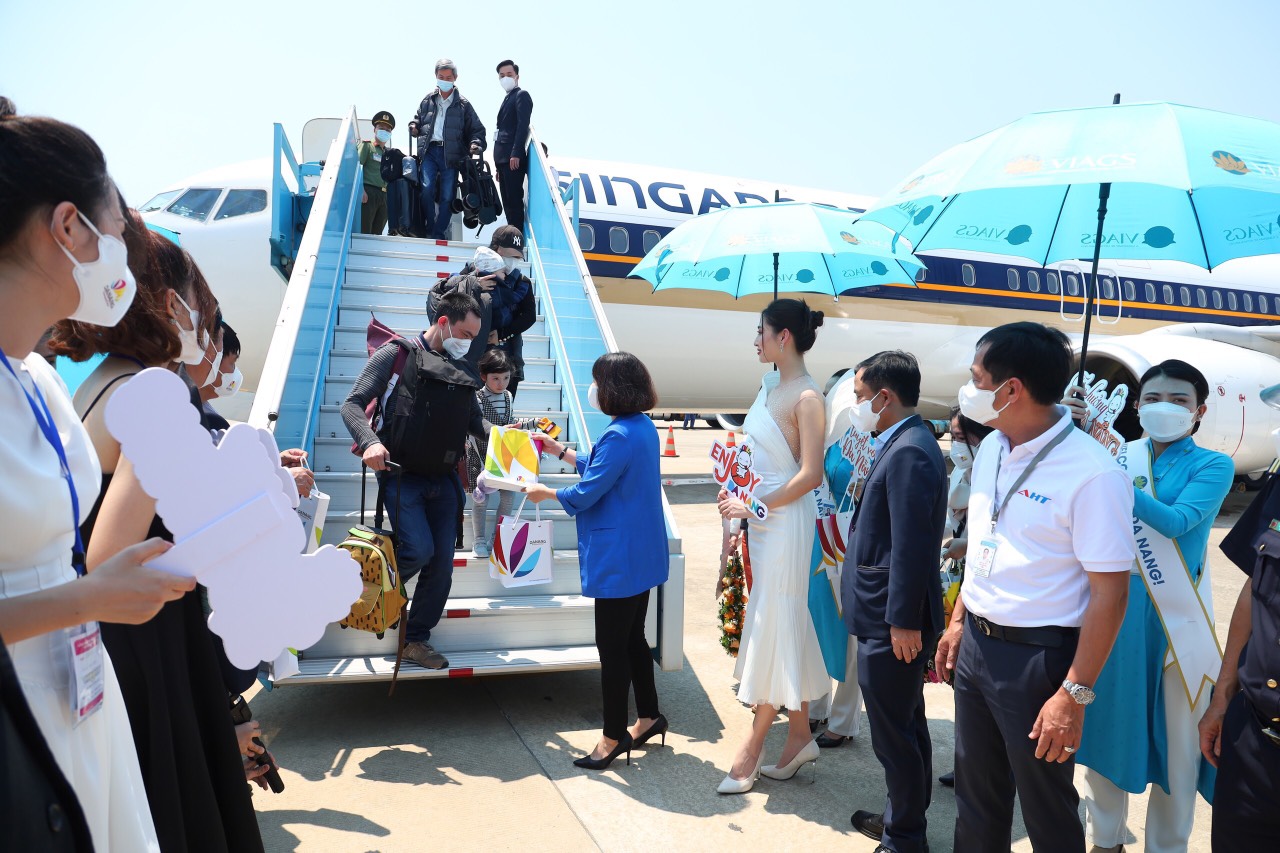 Nhiều hành khách tỏ ra vô cùng bất ngờ và xúc động với màn tiếp đón đặc biệt từ Nhà ga hành khách quốc tế Đà Nẵng.